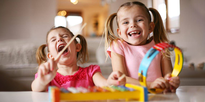 چگونه کودکان را عاشق هنر و موسیقی کنیم؟