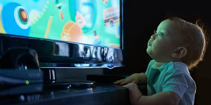 مضرات تلویزیون دیدن برای نوزادان